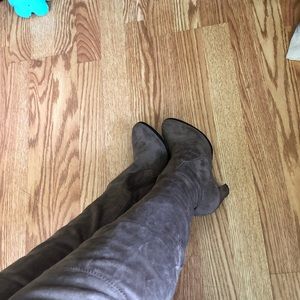 Knee high boots 👢 gently used great for styling